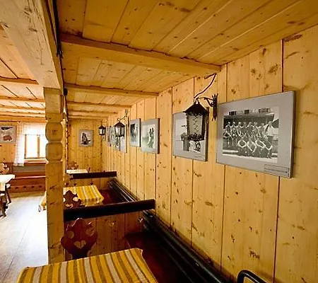 Schronisko Pttk Samotnia Auberge de jeunesse *