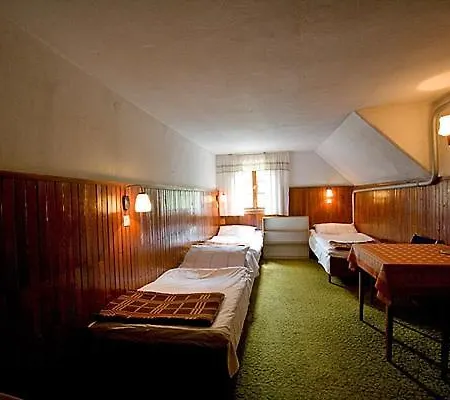 Schronisko Pttk Samotnia Hostal *